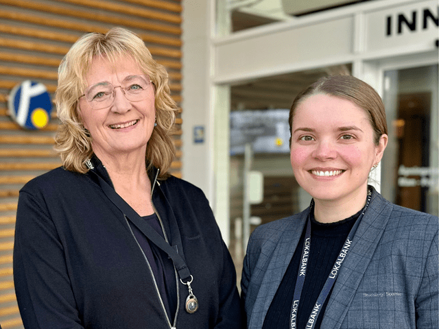 Brit og Signe foran banken