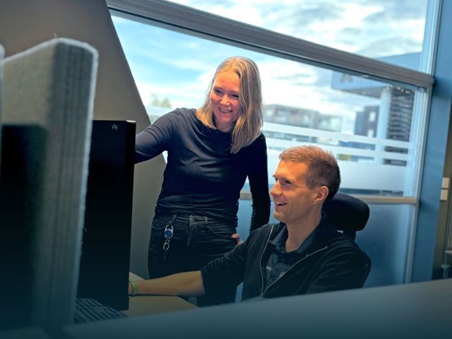 Eli og Ronald på kontoret