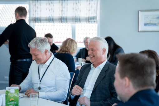 Per Inge og Ola ler i kantina