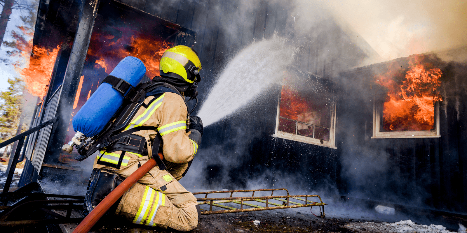 Brannmann slukker brann