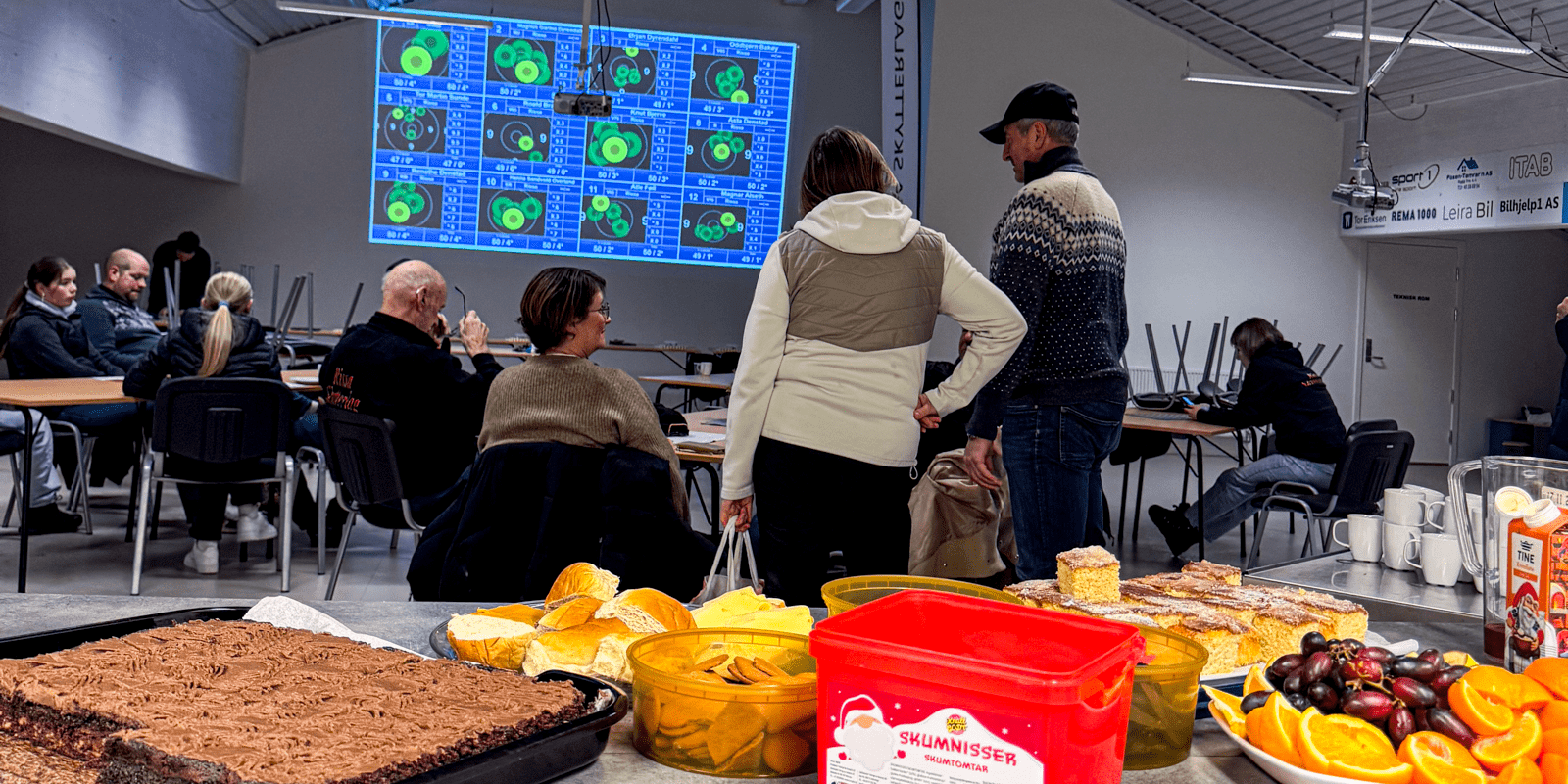 Storskjerm som viser resultater fra innendørsbanen, Rissa Skytterlag