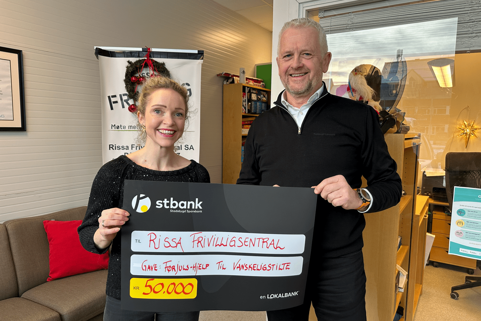 Tina og Egil med sjekk