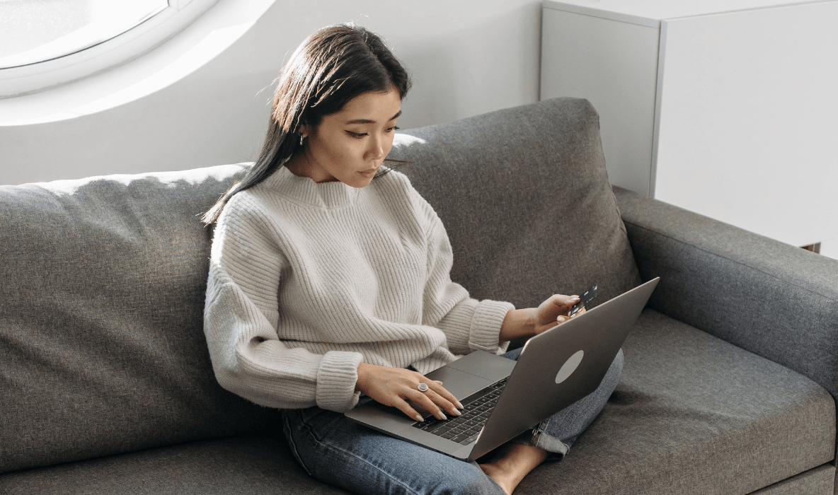 Kvinne som handler på nettet.