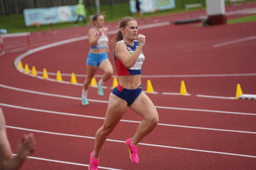 Mari Skraastad på friidrettsstevne