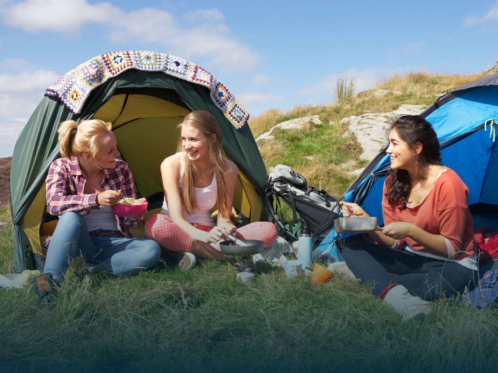 Tre jenter som er på telttur sammen