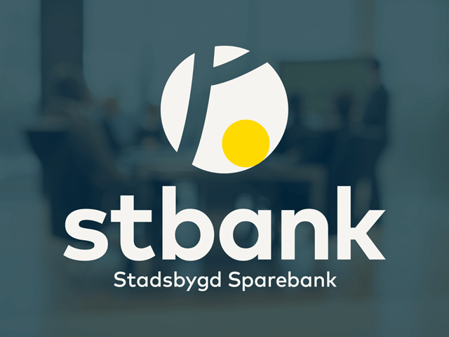 stbank logo med uskarpt bilde av et møte i bakgrunnen